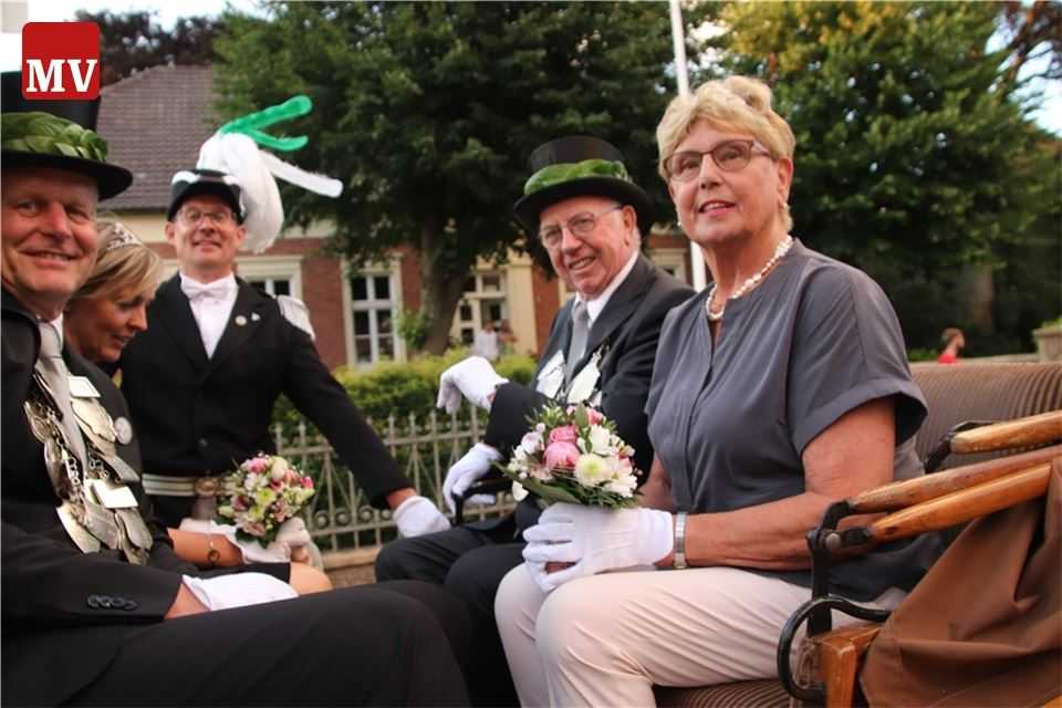 Hermann und Agnes van Dillen bei der Kutschfahrt mit dem alten Königspaar Reiner und Beate Koers