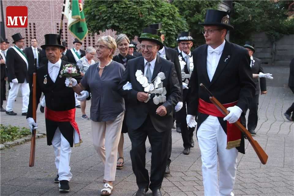 Strahlende Gesichter nach der Proklamation: Agnes und Hermann van Dillen mit Krone und Königskette.