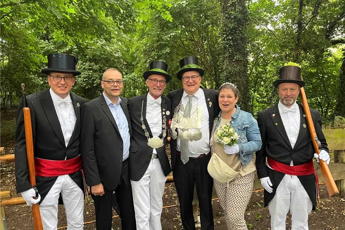 Michael Timmer (3.v.r.) ist Jubelkönig der Männerschützengilde.