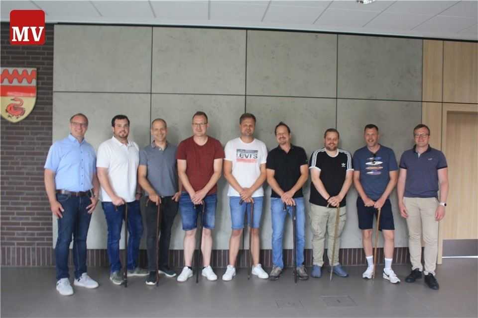 Die Neumitglieder, flankiert vom Hauptmann Frank Vollenbröker (l.) und Oberst Martin Vollenbröker (r.).