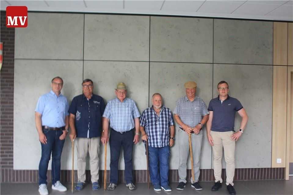 Die neuen Scheffen, flankiert von Hauptmann Frank Vollenbröker (l.) und Oberst Martin Vollenbröker (r.) Klaus Zabel, Herbert Storm, Heinz Zurloh und Eugen Wetter (v. l.).