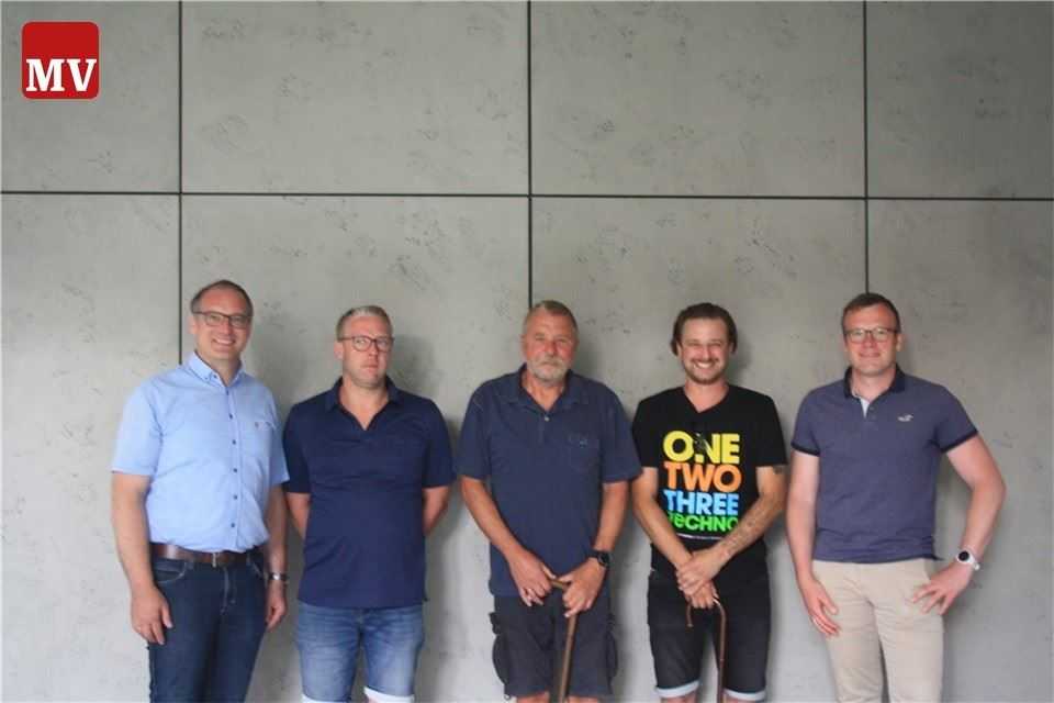 Die neuen Offiziere mit Hauptmann Frank Vollenbröker (l.) und Oberst Martin Vollenbröker (r.): Thomas Brandt,, Reinhard Fischer und „Piko“ Michael Bertels (v. l.).